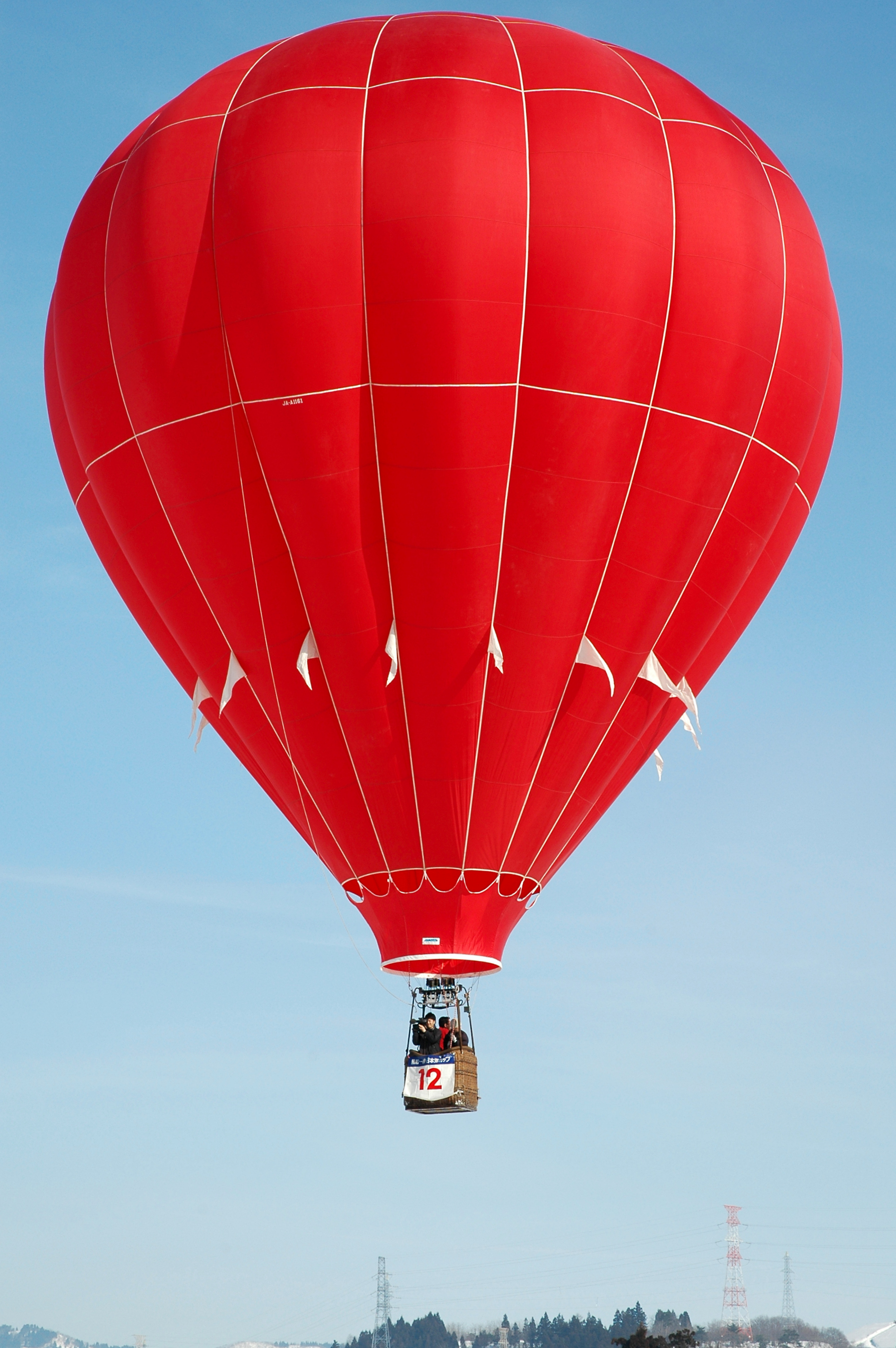 Balão de ar quente vermelho no céu